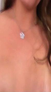 Asiatisk stor tit tranny gör solo handjob tills cumshot