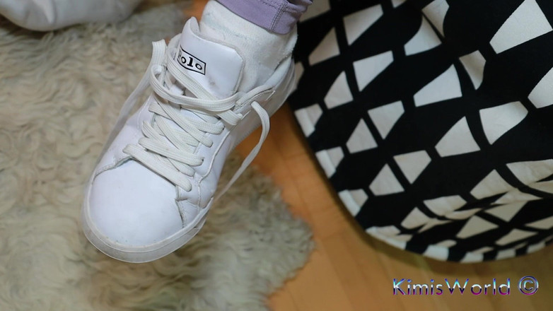 KimisWorld: Leggings de lavanda, calcetines blancos gastados y zapatillas de deporte -...