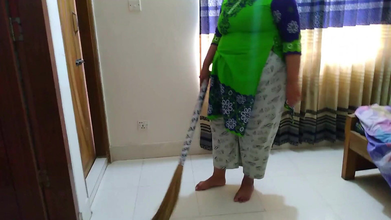 Aria Mia: 아침에 방을 청소할 때 상사의 20살 배다른 아들에게 따먹히는 이집트 히잡 비 하녀