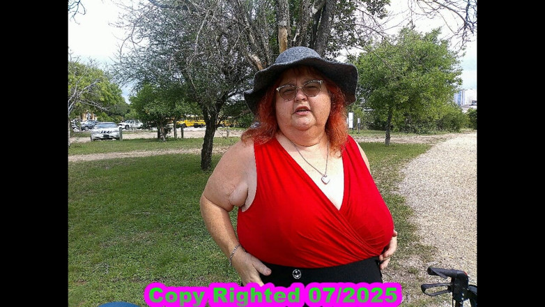 BBW nurse Vicki adventures with friends: Jururawat seksi Vicki berjalan di taman berkelip dan mengusik awak