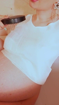 Büyük hamile karın ve göğüslerle banyo zamanı