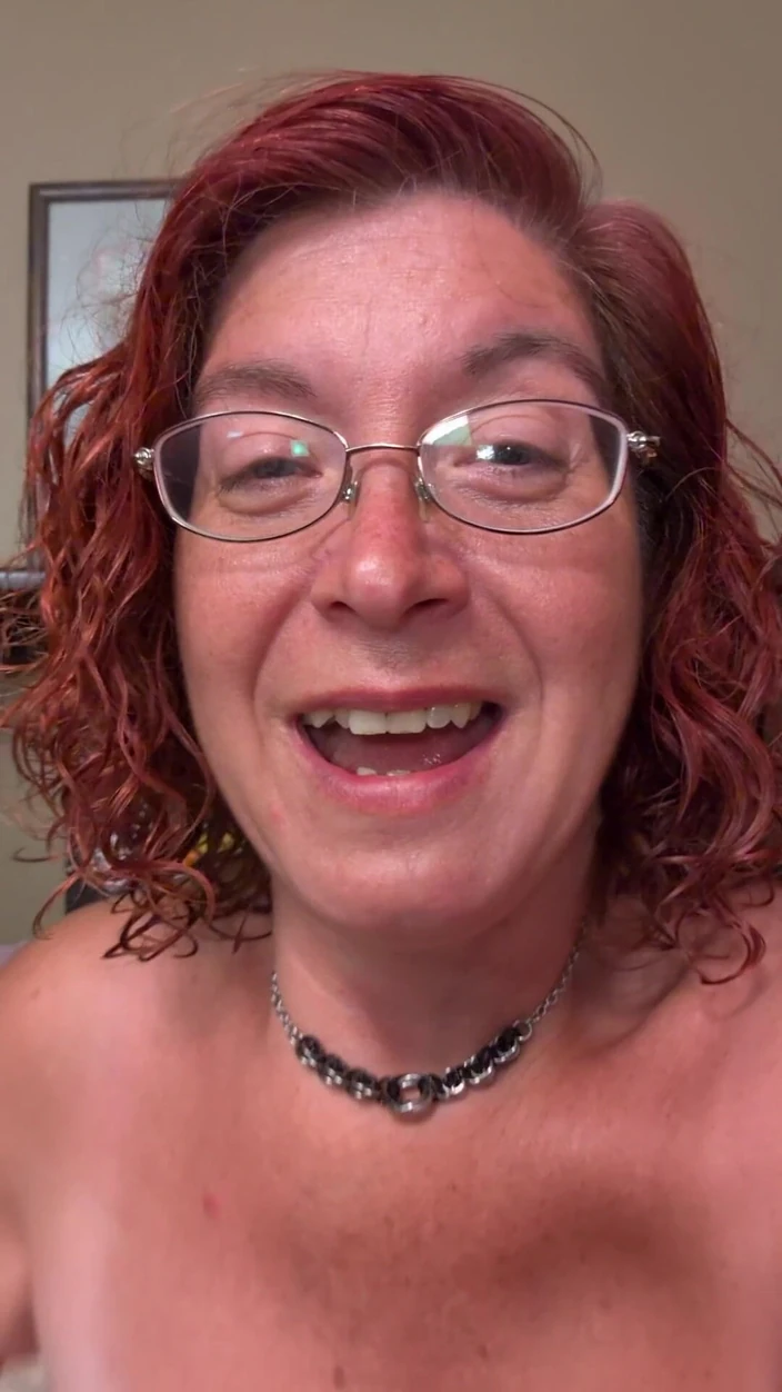 Elianna: Máy bay bà già làm tình qua điện thoại pov