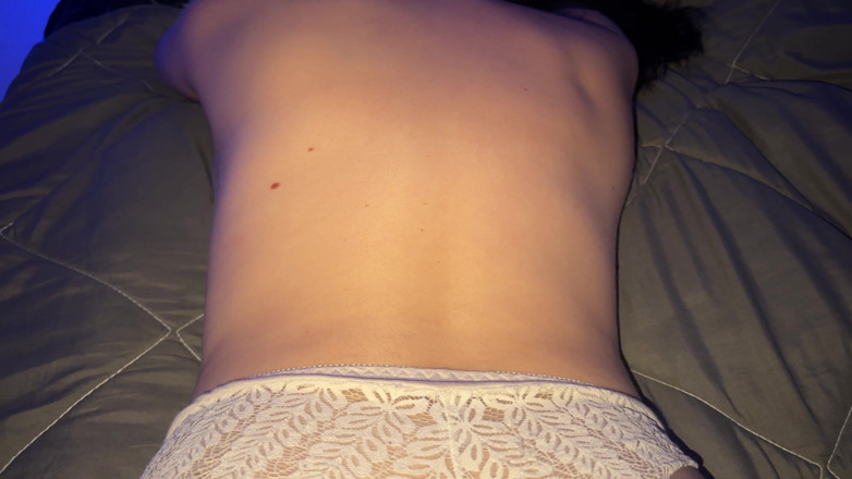 LuchCrush: 그녀는 침대에서 쉬고 있었지만 나는 그녀가 열심히 따먹을 필요가 있다고 결정했다.