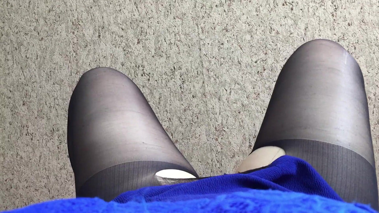 Lux Eva: Alice's sexy benen in gescheurde panty