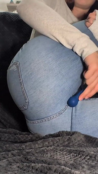 Studentin Tränkt Jeans Bei Intensivem Orgasmus
