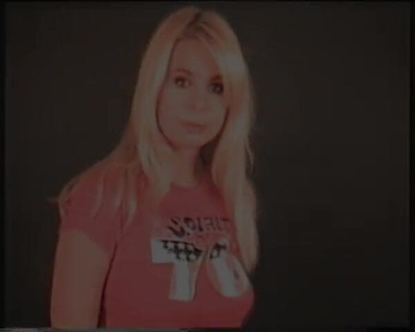 VintageXMovies: Красива блондинка 20 років роздягається на камеру - дражнить тугу мокру пизду крупним планом