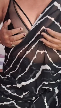 Gosto, meu necter adorável olhar em sari preto