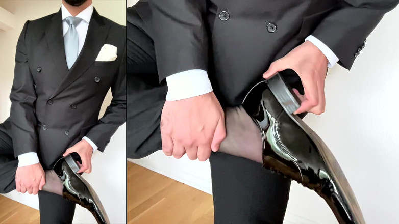 Master Shiny Shoes: सूट में आदमी पेटेंट चमड़े के जूते पर झटके देता है