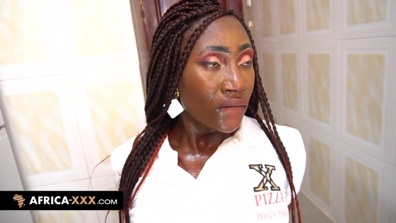 Africa-XXX: पिज्जा डिलीवरी गर्ल के साथ फंतासी