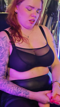 Distracție hardcore femdom în latex și tocuri înalte cu strapon.