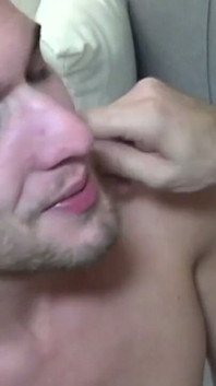 مارس الجنس مع رجل صديقتها