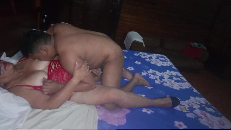 Milfta boohot: Sání kundičky zralé milovnice mého podvádějícího šéfa