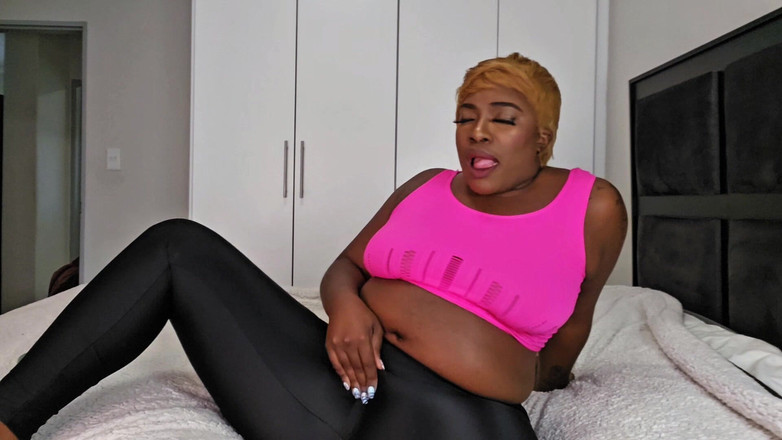 Dark Berry: Krémová kundička při žvýkačce a Hraní se sebou