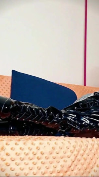 Lady angela stivali alti adorazione dominazione femminile punto di vista dea fetish