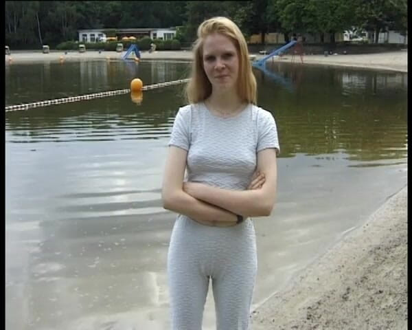 YOUR FIRST PORN: Nancy en fräknad tjej