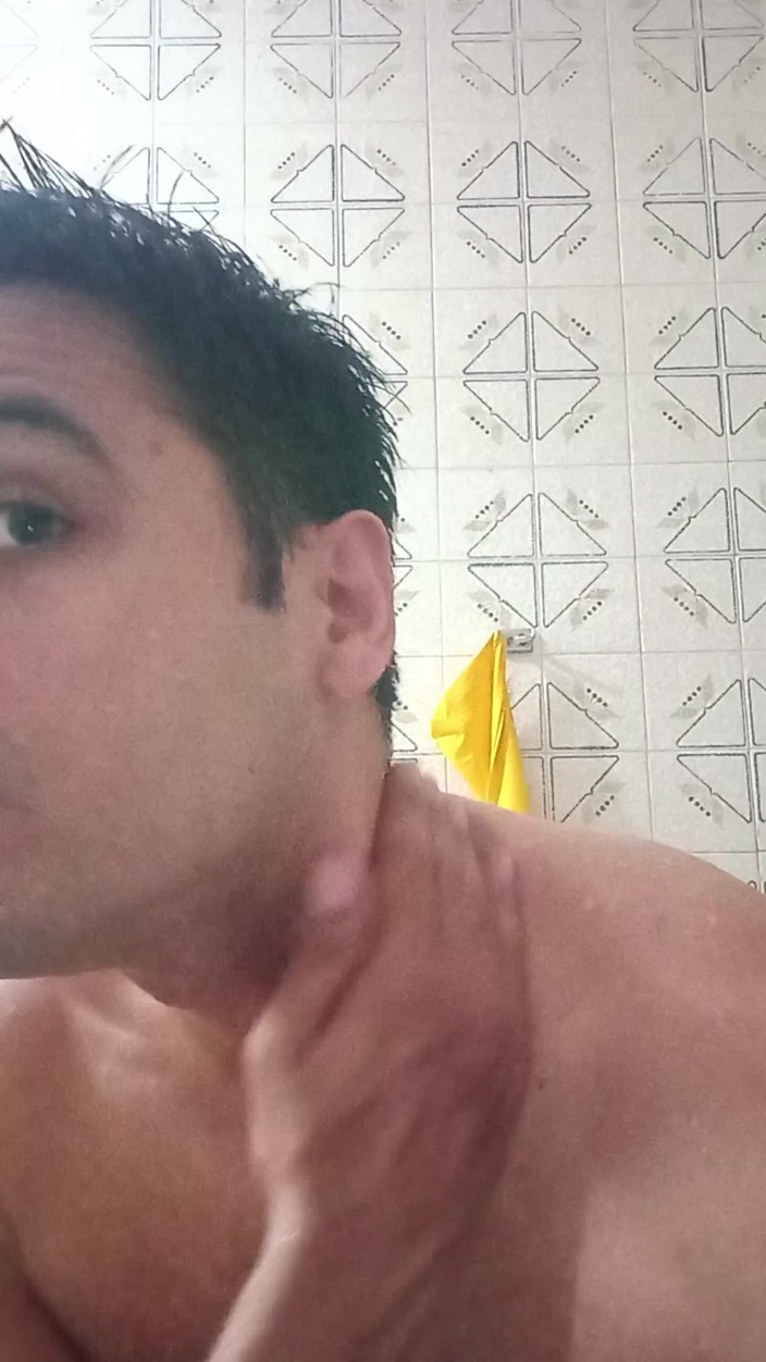 Guss: Un uomo oscuro in bagno