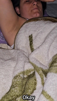 India mi hijastra me deja tocarla a cambio, veo su coño es tan lindo