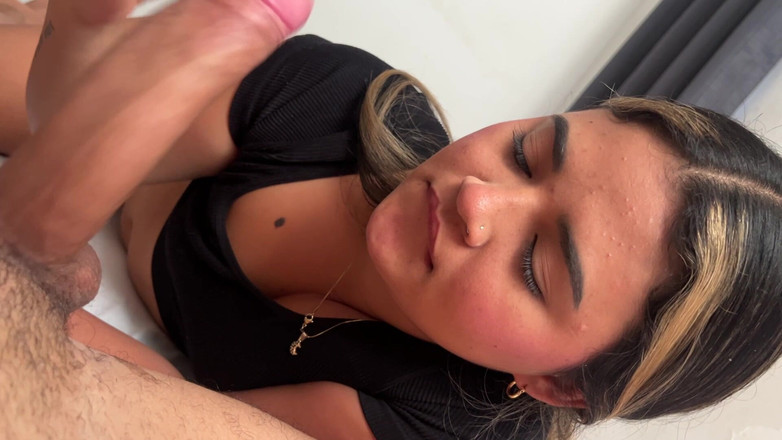 Yohamedi: Kleine latina ist eine expertin bei giving blowjobs