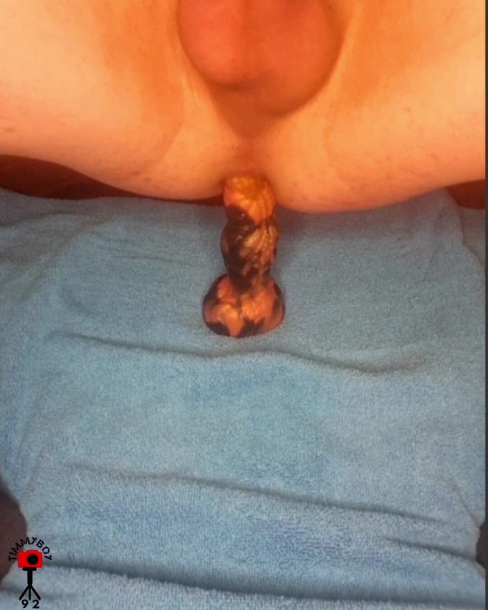 Timmyboy: Me encanta sentir la ondulación del consolador en mi culo,...