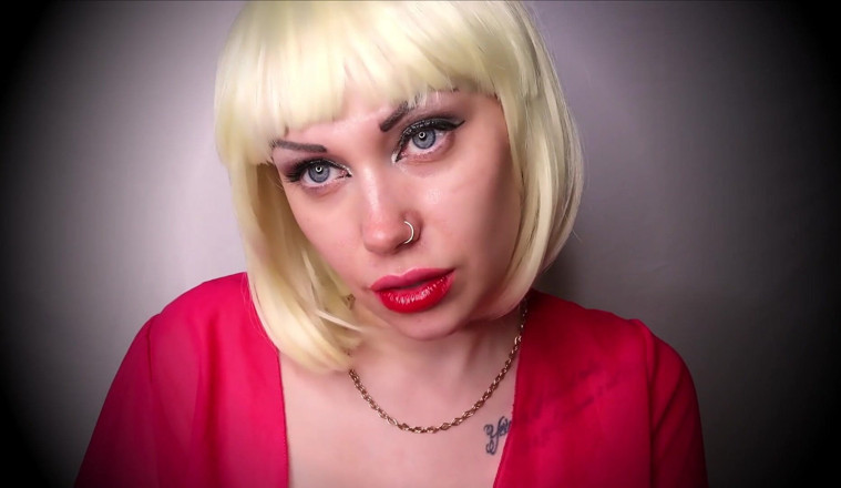Goddess Misha Goldy: Мої красиві м'які губи, пофарбовані в яскраво-червоний колір, збуджуєте не тільки тебе, крім мене!