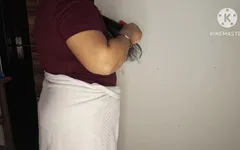 Erkek arkadaş ve kız arkadaş evde tek başına Hintçe ses kaydıyla eğleniyor