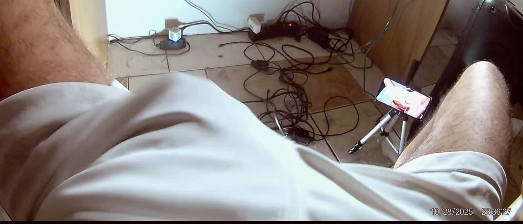 Stink HairyMale: 穿过短裤射精