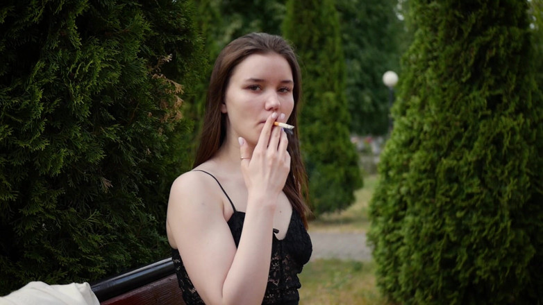Russian Smokers: 街中で120mmサラトガを喫煙