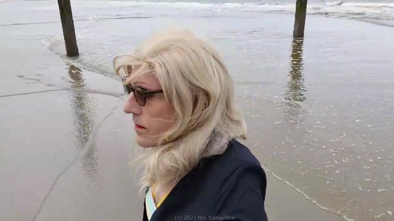 Mrs Samantha: Mrs samantha lagi asik jalan-jalan di pantai