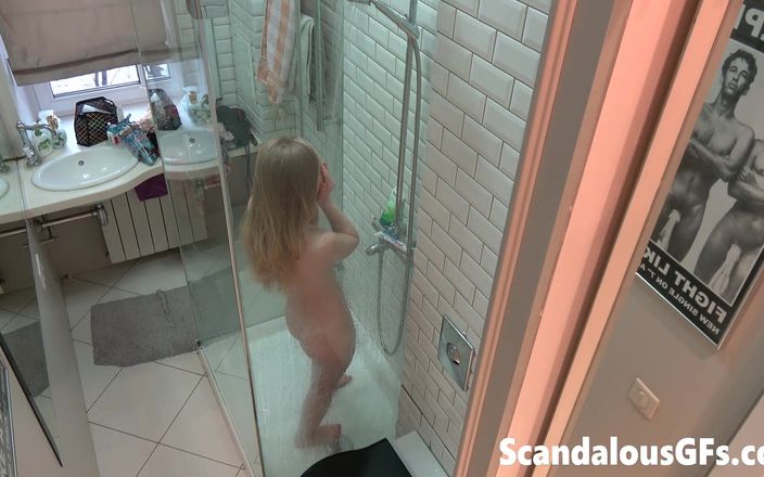 Scandalous GFs: 샤워 중 알몸으로 내 십대 여친 촬영
