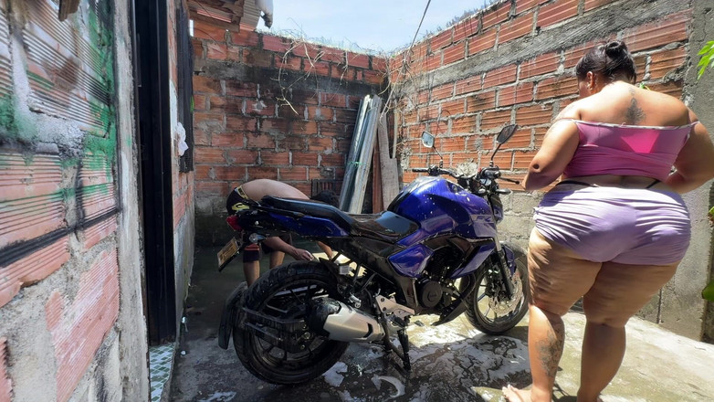 Lexly_16: Komşum yıkanmama yardım ediyor ve sonra beni çok güzel sikiyor