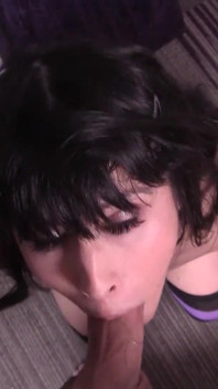 Menina da cam peculiar chupa um sortudo na cam