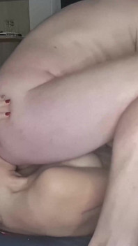 Sexy amatérská manželka si užívá to, co miluje nejvíce, sprostý sex