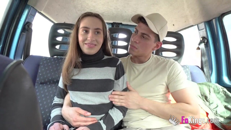 FAKings: Přivítání plaché teenagerky ve velkém městě a VĚTŠÍ péra: 18letá Carolina...