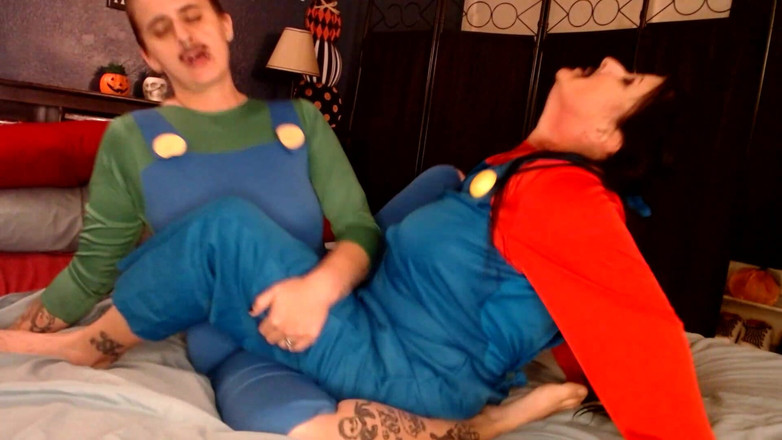 Abby Anna: Lesbické cosplay Mario a Luigi nůžky