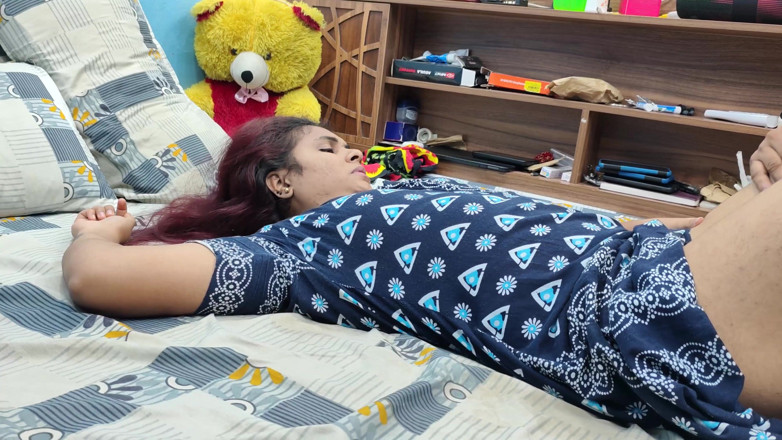 Vaigavarun45: Mallu Couple Hot Feet and Thigh Kiss Lick Romance