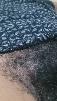 Una figa stretta da vicino crea una seducente fantasia a tarda notte piena di attrazione provocante
