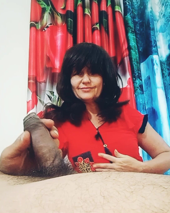 Bolly Karma: Isteri jalang panas yang bertetek besar