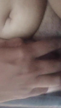La mia matrigna desi prende la bocca piena del mio sperma