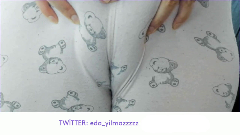 bigass_sexy_bigboobs: Pi̇jamayla Masturbasyon- Cameltoe- Kabarmiş Am- Şi̇şmi̇ş Am- Turk Porno
