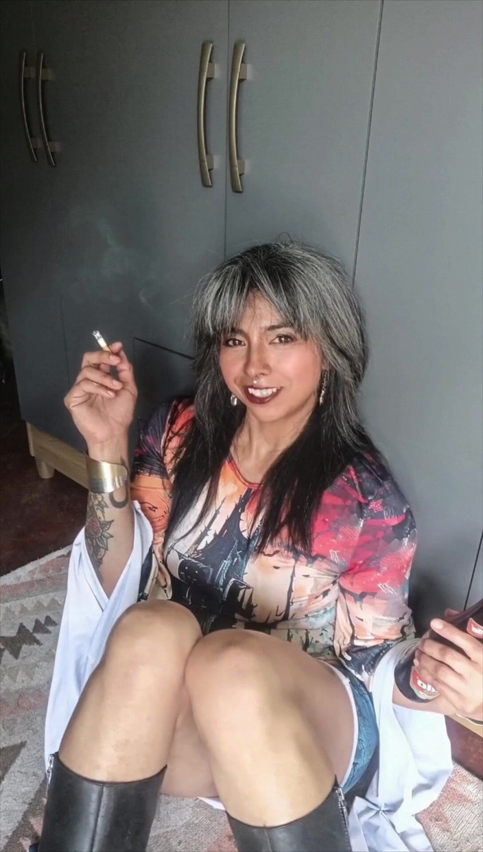 Casia Castro: Ein Getränk in der einen Hand und eine Zigarre in...