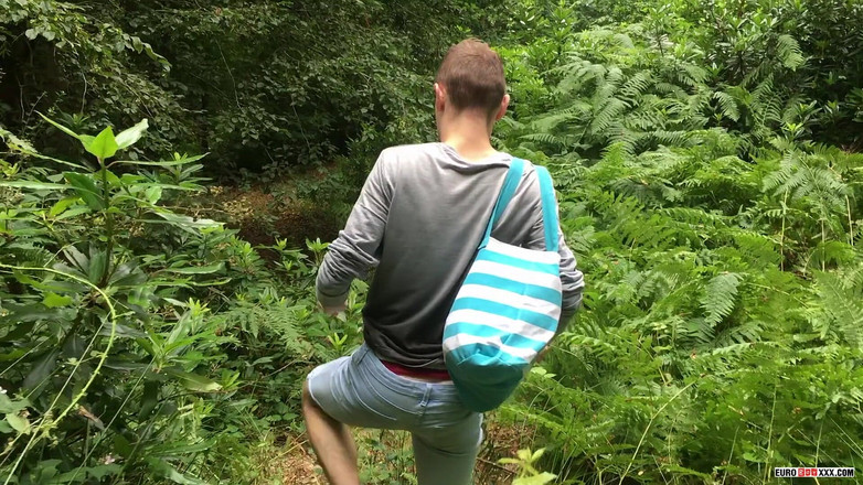 Euro boy xxx: Mit spielzeug in den wald