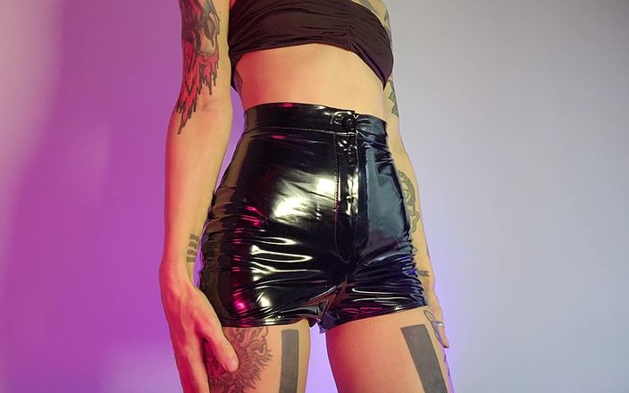 TattoedGirl666: Short en latex