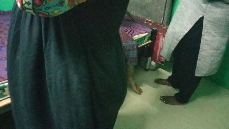 Tamil lesbian: तीन आंटी बेडरूम में बात कर रही हैं