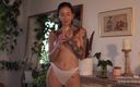 Effy Loweell studio: Bela modelo do Instagram dança em topless mostrando seus peitos...