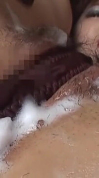 La miLF asiatica matura si fa radere la figa sapientemente