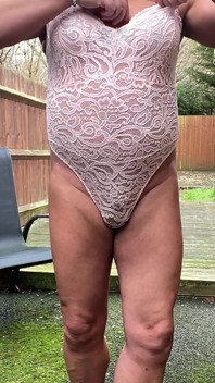 Amatör travesti kellycd2022 seksi orta yaşlı seksi kadın açık havada seksi elbiseme işiyor