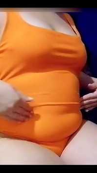 Je voulais porter ce maillot de bain orange sous mes vêtements aujourd’hui, pour que mon ventre devienne très étroit en fin de journée bec
