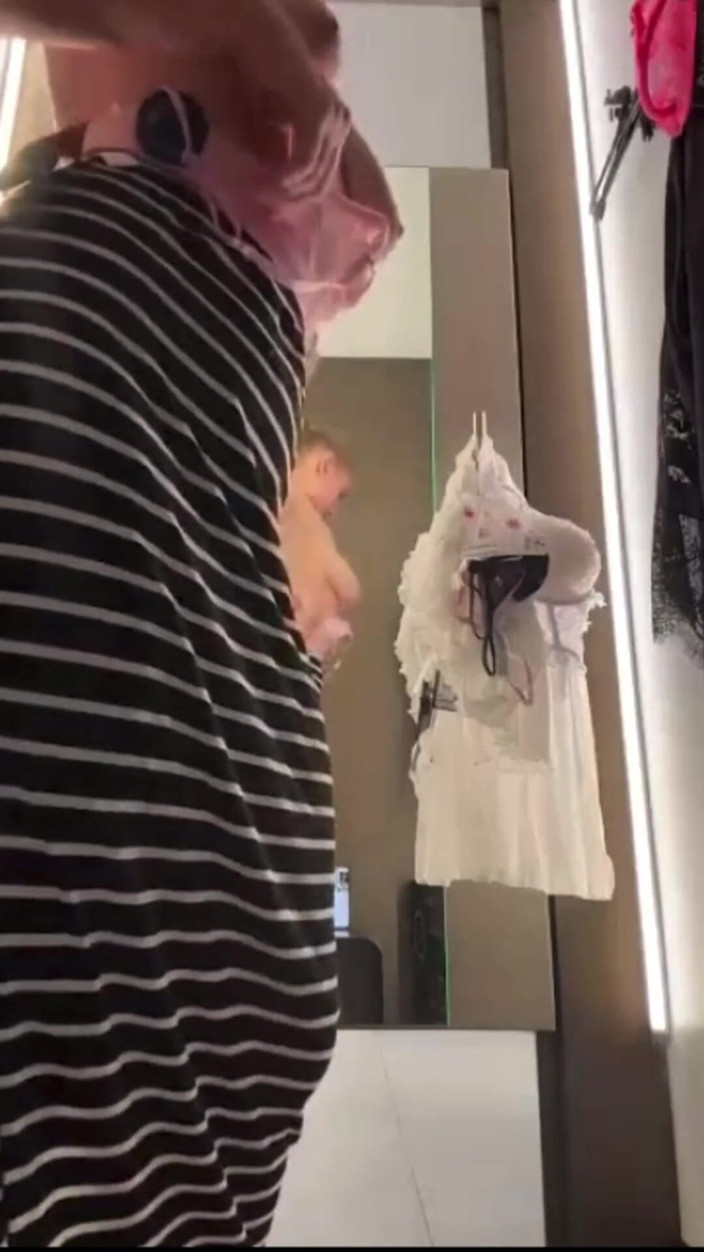 JuiceLussie: Extreme Masturbate in the Locker Room