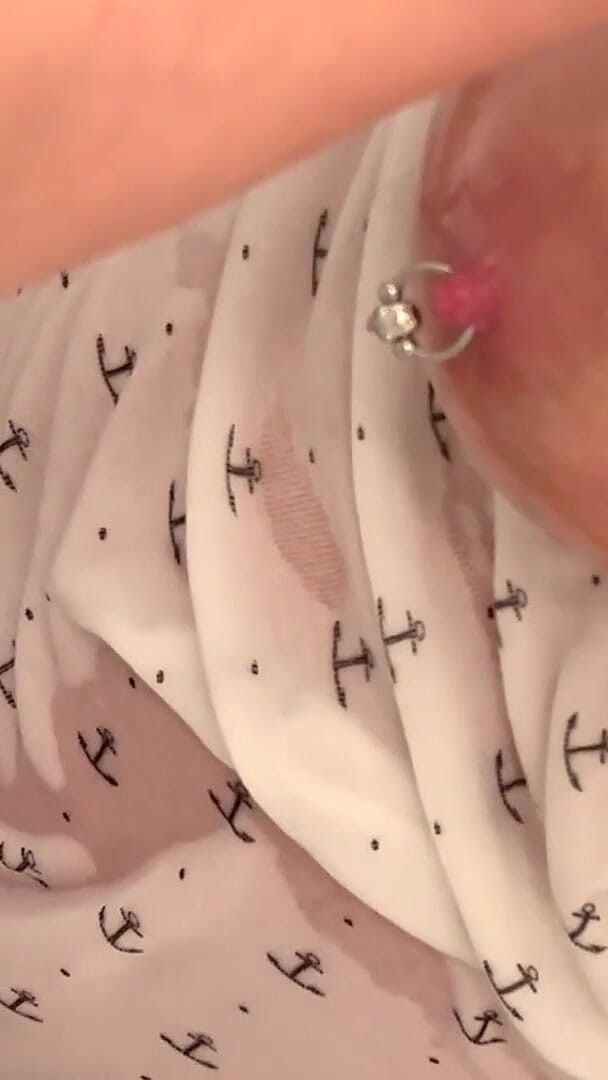 CyntiaCymes: Îmi ung țâțele mari și sfârcurile cu piercing și mă masturbez cu vibrator...