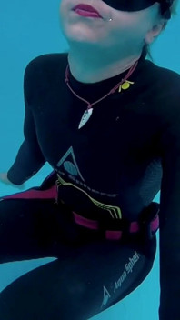 Wetsuit bajo el agua - instrucciones de paja en mi piscina privada